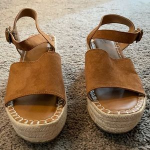 Universal threads tan wedges